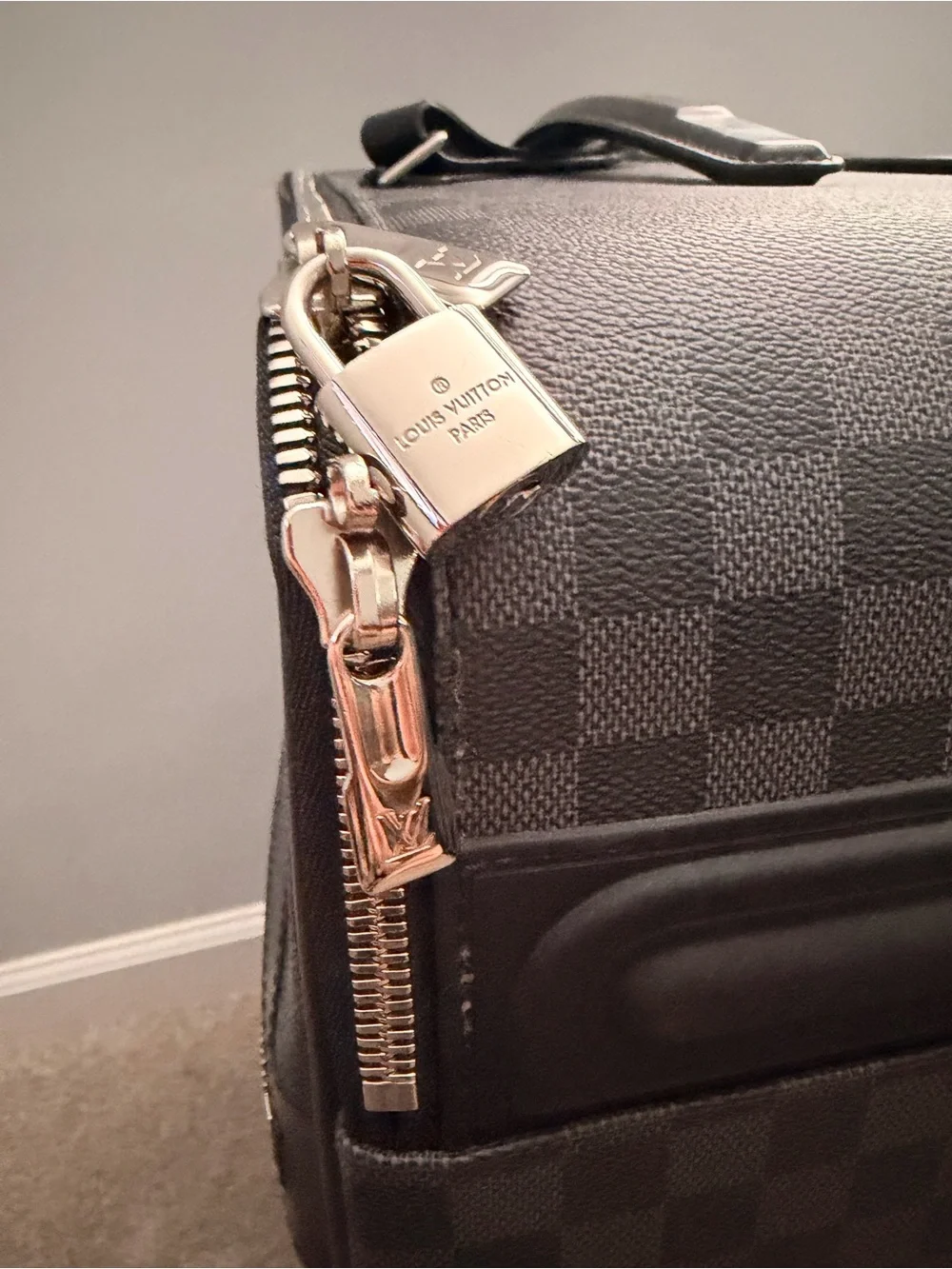 100% AUTHENTIC Louis Vuitton Damier Graphite Pégase 65